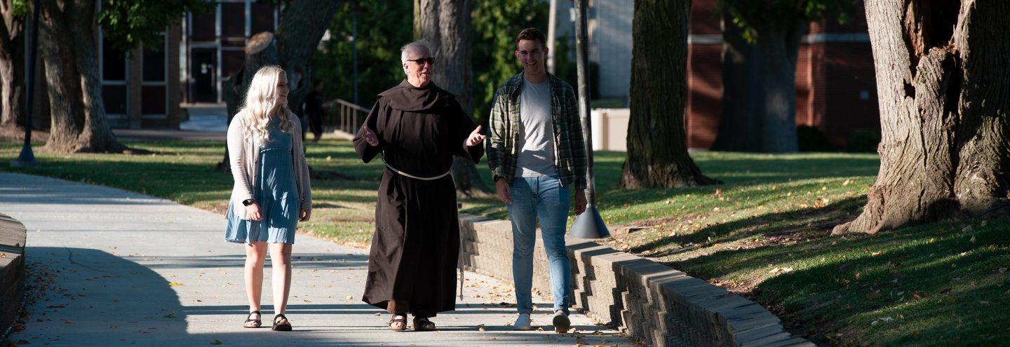 Fr. 约翰和两个学生走在便士巷